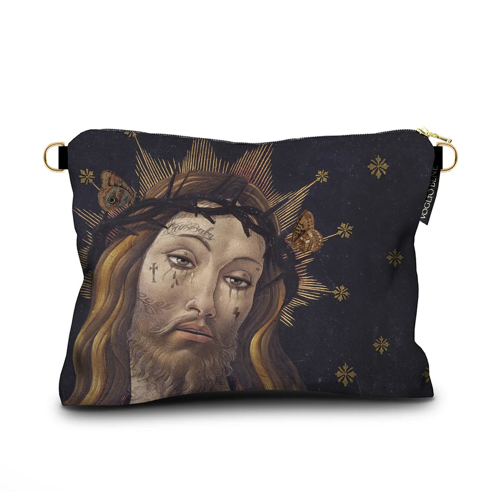 Kuvassa Voglio Bene samettilaukun takapuoli Jesus -kuvituksella, jossa näkyy lähikuva Jeesuksen kasvoista.
In the image, the back side of a Voglio Bene velvet bag with the Jesus illustration, showing a close-up of Jesus’s face.