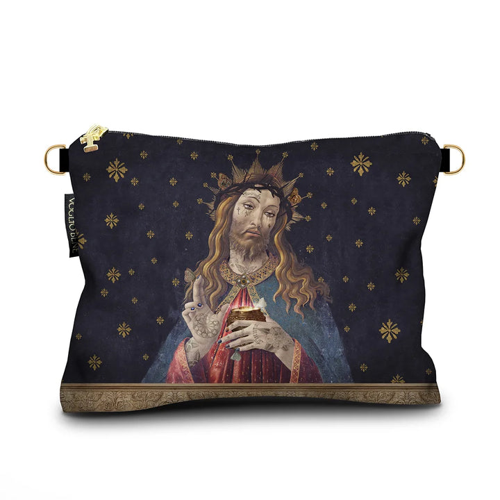 Kuvassa Voglio Bene samettilaukun etupuoli Jesus -kuvituksella, jossa tatuoitu Jeesus pitää kuppia kädessään tummansinisellä taustalla.
In the image, the front side of a Voglio Bene velvet bag with the Jesus illustration, depicting a tattooed Jesus holding a cup against a dark blue background.