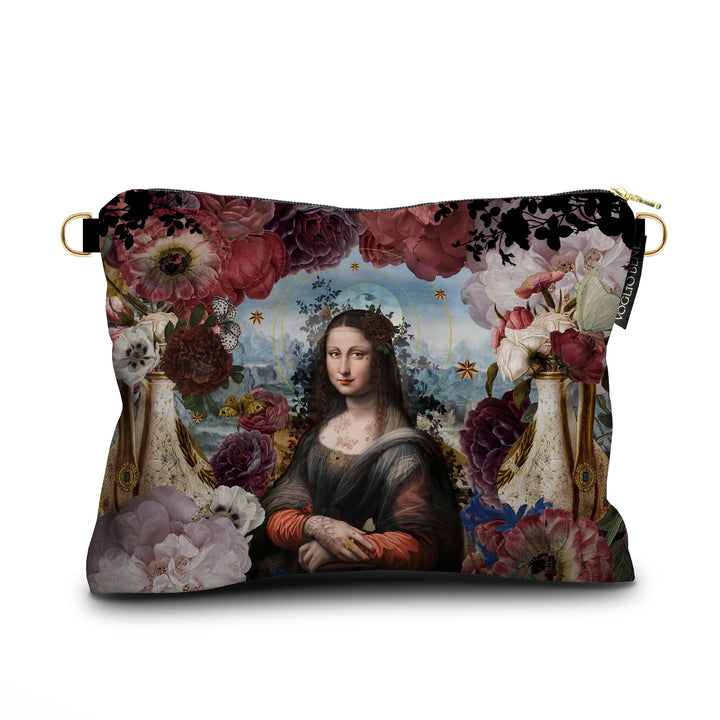 Kuvassa Voglio Bene -samettilaukku Joconde-kuvituksella. Tatuoitu Mona Lisa kukkia hiuksissaan, ympärillään suuret kukat.
The Voglio Bene velvet bag with the Joconde illustration. A tattooed Mona Lisa with flowers in her hair, surrounded by large blossoms.