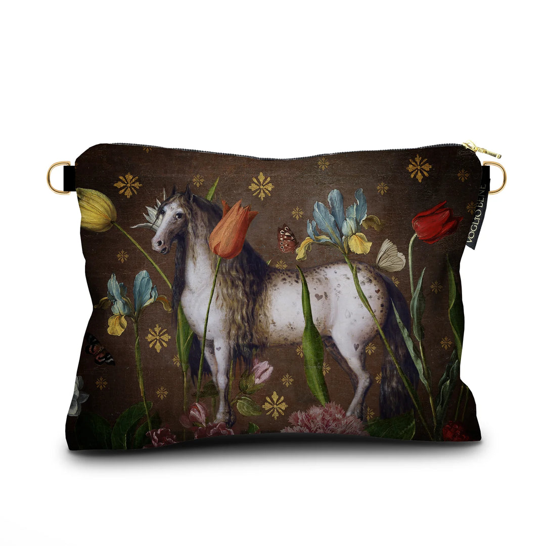 Kuvassa Voglio Bene -samettilaukku Jolly-kuvituksella. Tatuoitu hevonen ruskealla taustalla kukkien ja perhosten ympäröimänä.
The Voglio Bene velvet bag with the Jolly illustration. A tattooed horse on a brown background surrounded by flowers and butterflies.
