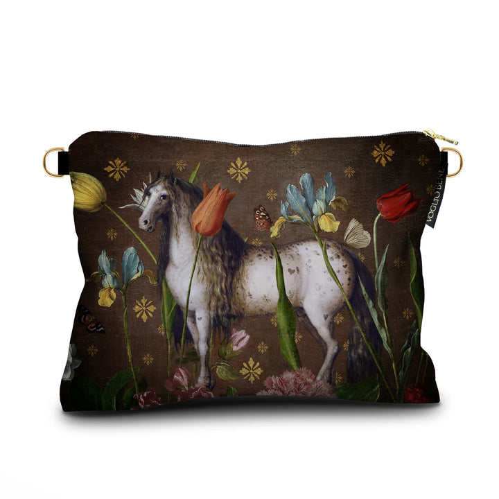 Kuvassa Voglio Bene -samettilaukku Jolly-kuvituksella. Tatuoitu hevonen ruskealla taustalla kukkien ja perhosten ympäröimänä.
The Voglio Bene velvet bag with the Jolly illustration. A tattooed horse on a brown background surrounded by flowers and butterflies.