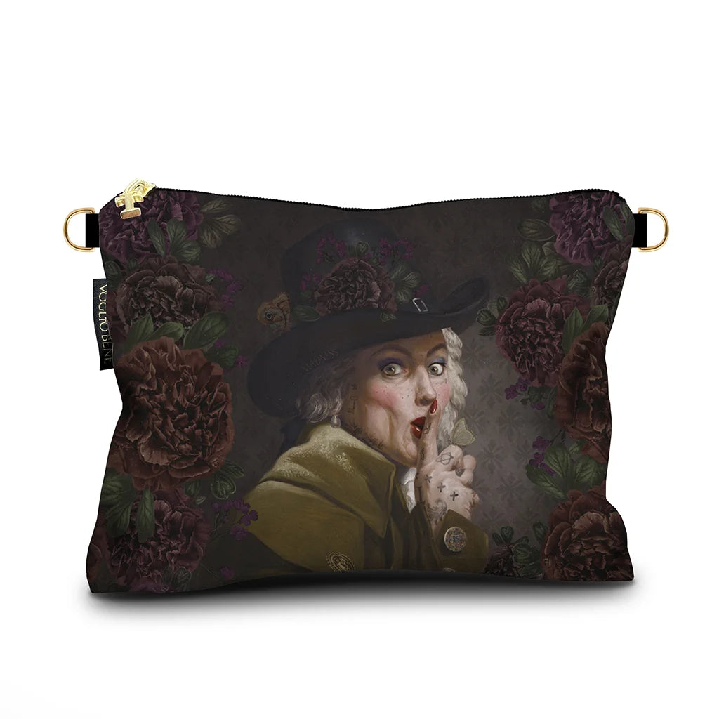 Kuvassa Voglio Bene -samettilaukku The Key Woman -kuvituksella. Joseph Ducreuxin kuuluisa shushing-hahmo tatuoituna ja meikattuna, harmaalla taustalla kukkien reunustamana.
The Voglio Bene velvet bag with The Key Woman illustration. Joseph Ducreux’s iconic shushing figure tattooed and made-up, framed by flowers on a grey background.