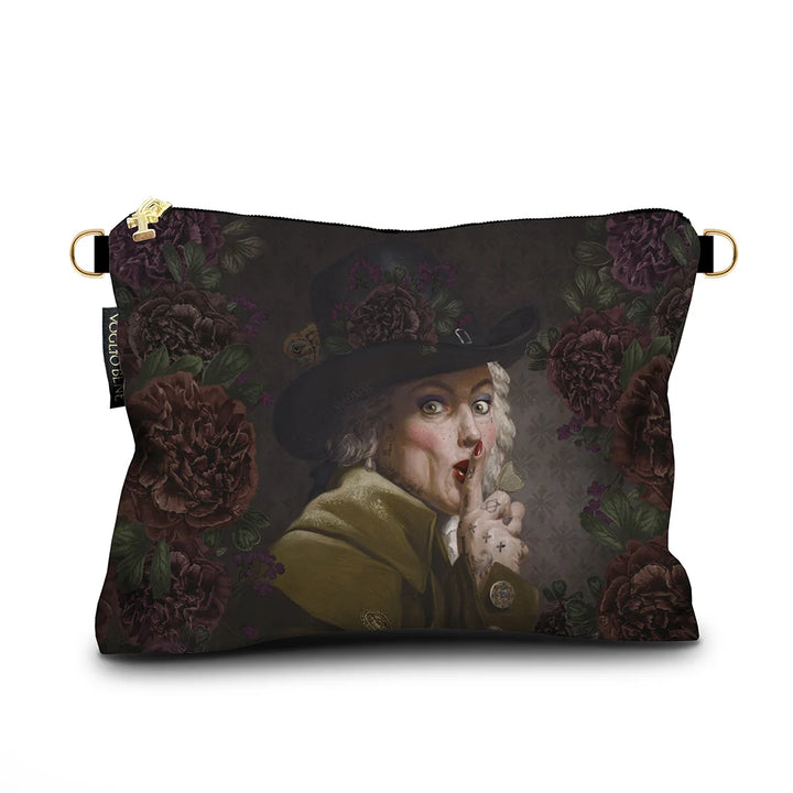 Kuvassa Voglio Bene -samettilaukku The Key Woman -kuvituksella. Joseph Ducreuxin kuuluisa shushing-hahmo tatuoituna ja meikattuna, harmaalla taustalla kukkien reunustamana.
The Voglio Bene velvet bag with The Key Woman illustration. Joseph Ducreux’s iconic shushing figure tattooed and made-up, framed by flowers on a grey background.