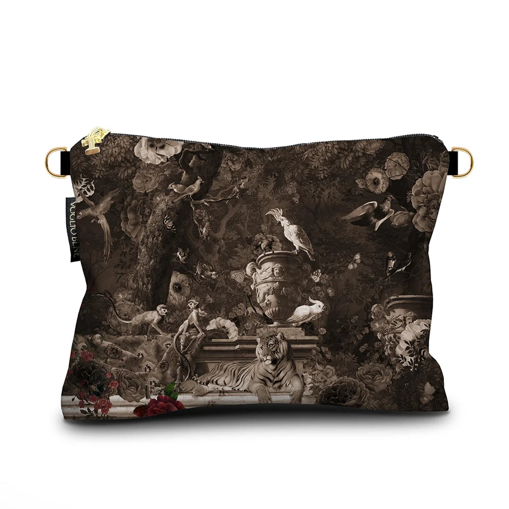 Kuvassa Voglio Bene -samettilaukun takapuoli Machli-kuvioinnilla. Sama näkymä tiikeristä, papukaijoista, apinoista ja muista eläimistä antiikkisella lähteellä, mutta tällä kertaa mustavalkoisena.
The back of the Voglio Bene velvet bag with Machli pattern. The same scene of a tiger, parrots, monkeys, and other animals by an antique fountain, depicted this time in black and white.