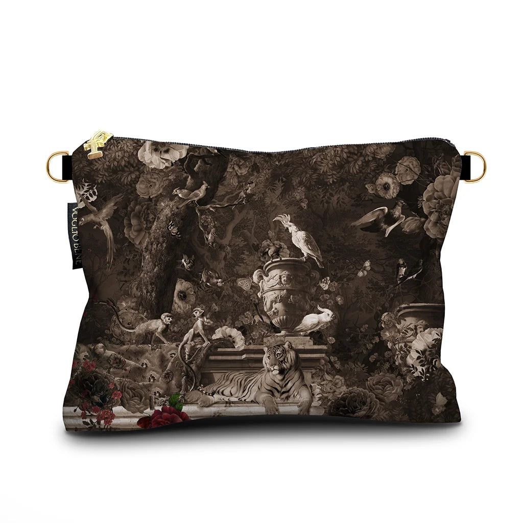 Kuvassa Voglio Bene -samettilaukun takapuoli Machli-kuvioinnilla. Sama näkymä tiikeristä, papukaijoista, apinoista ja muista eläimistä antiikkisella lähteellä, mutta tällä kertaa mustavalkoisena.
The back of the Voglio Bene velvet bag with Machli pattern. The same scene of a tiger, parrots, monkeys, and other animals by an antique fountain, depicted this time in black and white.