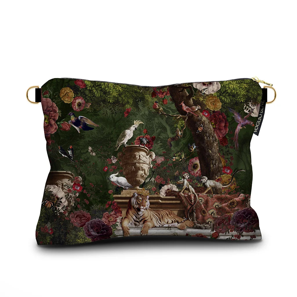 Kuvassa Voglio Bene -samettilaukku Machli-kuvioinnilla. Tiikeri, papukaijat, apinat ja muut eläimet lepäävät antiikkisella lähteellä vihreässä puutarhassa kukkien ja kasvien ympäröimänä.
The Voglio Bene velvet bag with Machli pattern. A tiger, parrots, monkeys, and other animals rest by an antique fountain in a lush green garden surrounded by flowers and plants.