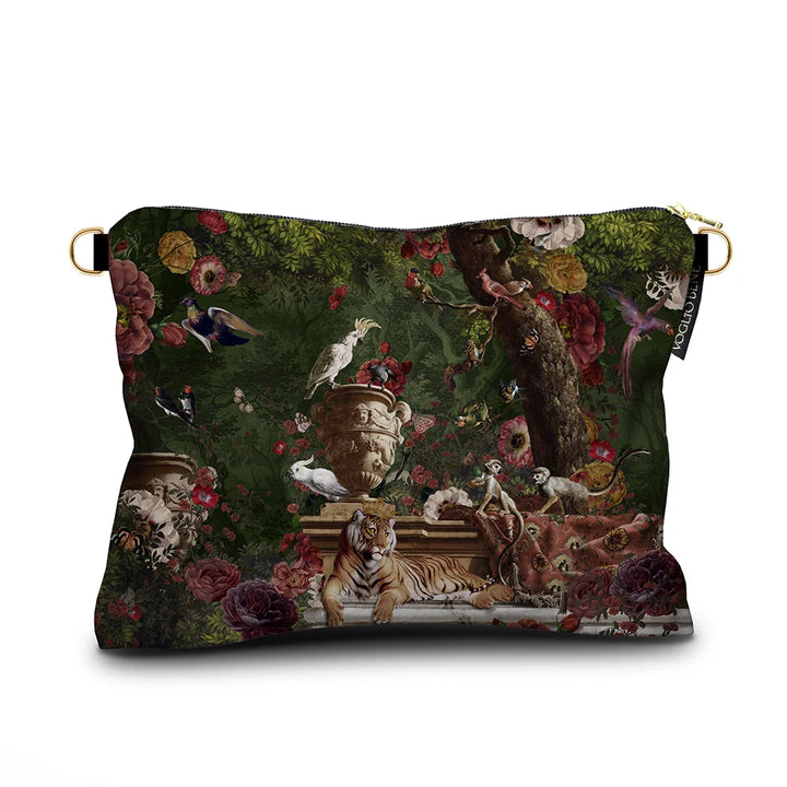 Kuvassa Voglio Bene -samettilaukku Machli-kuvioinnilla. Tiikeri, papukaijat, apinat ja muut eläimet lepäävät antiikkisella lähteellä vihreässä puutarhassa kukkien ja kasvien ympäröimänä.
The Voglio Bene velvet bag with Machli pattern. A tiger, parrots, monkeys, and other animals rest by an antique fountain in a lush green garden surrounded by flowers and plants.