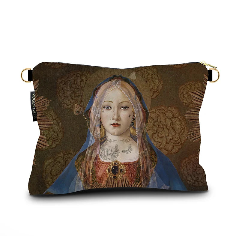 Kuvassa Voglio Bene -samettilaukku Madonna Suprema -kuvituksella. Tatuoitu huntuun pukeutunut nainen ruskealla taustalla.
The Voglio Bene velvet bag with Madonna Suprema illustration. A tattooed woman wearing a veil against a brown background.