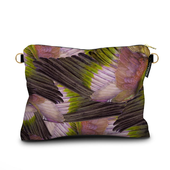 Kuvassa Voglio Bene -samettilaukun takapuoli A Midsummer Night’s Dream -kuviolla. Värikkäitä siipiä on kuvattu limittäin täyttäen koko pinnan.
The back of the Voglio Bene velvet bag with A Midsummer Night’s Dream pattern. Colorful wings overlap across the entire surface.