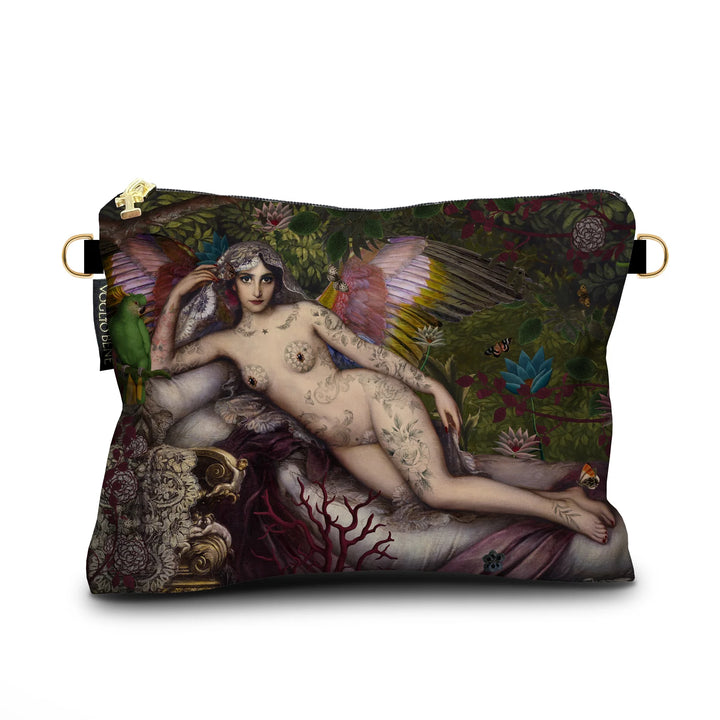 Kuvassa Voglio Bene -samettilaukku A Midsummer Night’s Dream -kuviolla. Alaston tatuoitu siivekäs nainen makaa taustanaan metsä, kukkia ja perhosia.
The Voglio Bene velvet bag with A Midsummer Night’s Dream pattern. A nude tattooed winged woman lies against a background of forest, flowers, and butterflies.