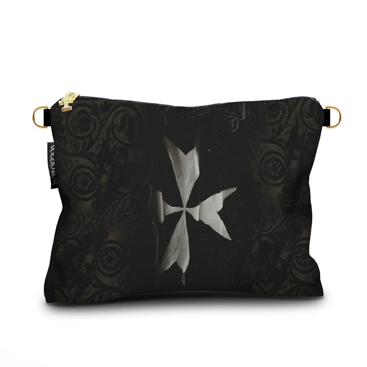 Kuvassa Voglio Bene -samettilaukun takapuoli Protection -kuvituksella. Valkoinen pattee-risti erottuu tummalla ornamenttikuvioidulla taustalla.
The back of the Voglio Bene velvet bag with Protection illustration. A white pattee cross stands out against a dark ornamental background.