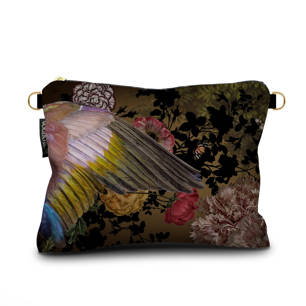 Kuvassa Voglio Bene -samettilaukun takapuoli San Marco -kuvituksella. Värikäs siipi erottuu vihreällä kukkametsätaustalla.
The back of the Voglio Bene velvet bag with San Marco illustration. A colorful wing is depicted against a green floral forest background.