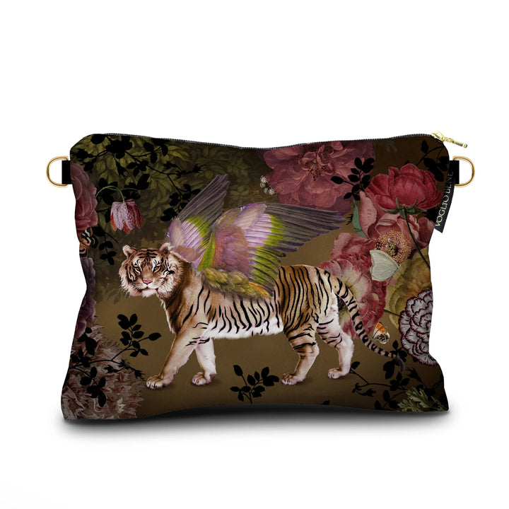 Kuvassa Voglio Bene -samettilaukku San Marco -kuvituksella. Siivekäs tiikeri seisoo vihreällä kukkametsätaustalla.
The Voglio Bene velvet bag with San Marco illustration. A winged tiger stands against a lush green floral forest background.