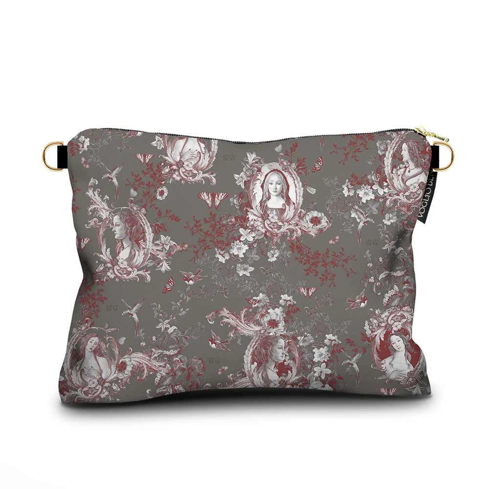 Kuvassa Voglio Bene -samettilaukun takapuoli Simonetta -kuviolla. Marmoriset naisrintakuvat toistuvat harmaalla taustalla punaisin korostuksin.
The back of the Voglio Bene velvet bag with Simonetta pattern. The marble busts of women reappear on a grey background with red accents.