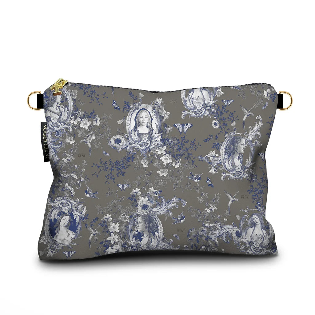 Kuvassa Voglio Bene -samettilaukku Simonetta -kuviolla. Marmorisia naisrintakuvia on aseteltu harmaalle taustalle sinisin korostuksin.
The Voglio Bene velvet bag with Simonetta pattern. Marble busts of women are arranged on a grey background with blue accents.