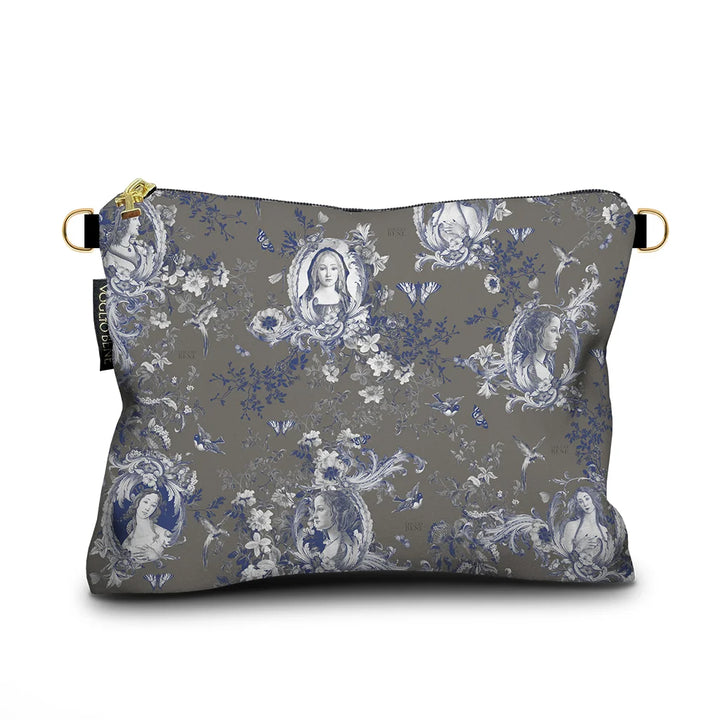 Kuvassa Voglio Bene -samettilaukku Simonetta -kuviolla. Marmorisia naisrintakuvia on aseteltu harmaalle taustalle sinisin korostuksin.
The Voglio Bene velvet bag with Simonetta pattern. Marble busts of women are arranged on a grey background with blue accents.