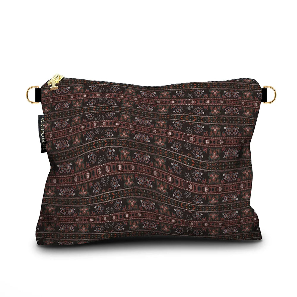 Kuvassa Voglio Bene -samettilaukun takapuoli Sultan-kuvituksella. Tummanpunainen turkkilaismattoa muistuttava ornamenttikuvio.
The back of the Voglio Bene velvet bag with Sultan illustration. Deep red background with a Turkish carpet-inspired ornamental pattern.