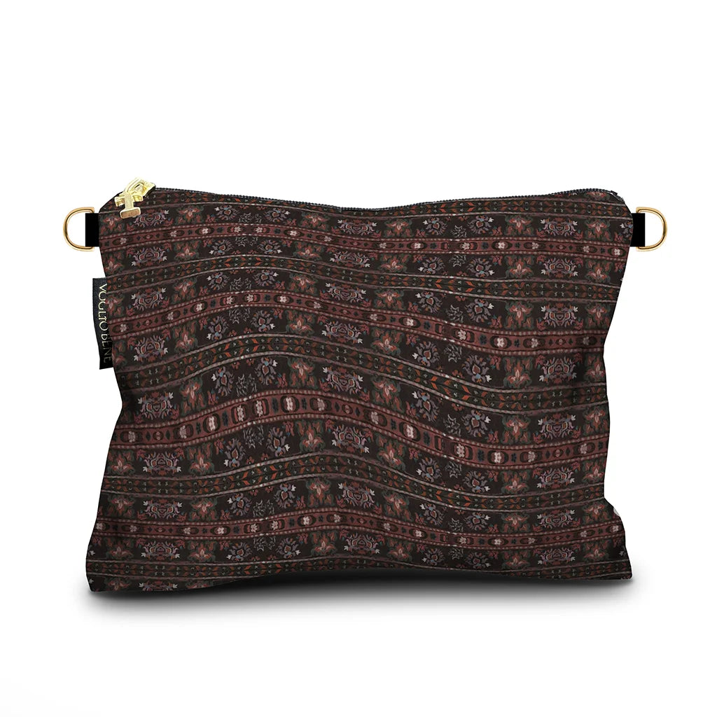 Kuvassa Voglio Bene -samettilaukun takapuoli Sultan-kuvituksella. Tummanpunainen turkkilaismattoa muistuttava ornamenttikuvio.
The back of the Voglio Bene velvet bag with Sultan illustration. Deep red background with a Turkish carpet-inspired ornamental pattern.