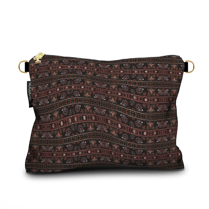 Kuvassa Voglio Bene -samettilaukun takapuoli Sultan-kuvituksella. Tummanpunainen turkkilaismattoa muistuttava ornamenttikuvio.
The back of the Voglio Bene velvet bag with Sultan illustration. Deep red background with a Turkish carpet-inspired ornamental pattern.