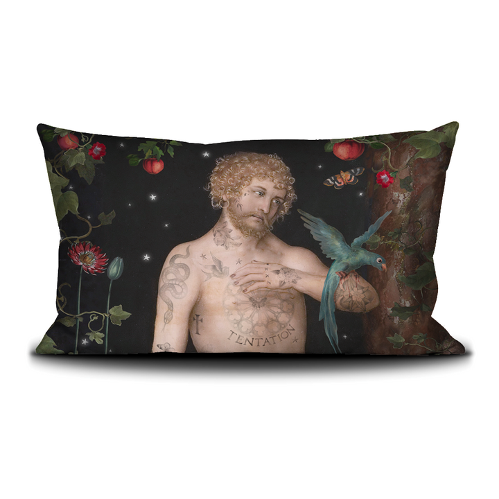 Voglio Bene Adam and Eeva -tyynyn etunäkymä, koko 40 × 65 cm, jossa Aadam-kuvitus näkyy läheltä samettipinnalla.
Front view of a Voglio Bene Adam and Eve cushion, size 40 × 65 cm, showing cropped Adam artwork clearly on the velvet surface.