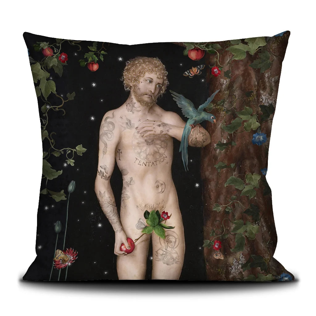 Voglio Bene Adam and Eeva -tyynyn etunäkymä, koko 50 × 50 cm, jossa Aadam-kuvitus näkyy selkeästi samettipinnalla.
Front view of a Voglio Bene Adam and Eve cushion, size 50 × 50 cm, showing the Adam artwork clearly on the velvet surface.