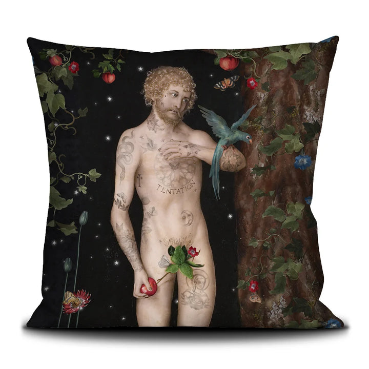 Voglio Bene Adam and Eeva -tyynyn etunäkymä, koko 50 × 50 cm, jossa Aadam-kuvitus näkyy selkeästi samettipinnalla.
Front view of a Voglio Bene Adam and Eve cushion, size 50 × 50 cm, showing the Adam artwork clearly on the velvet surface.