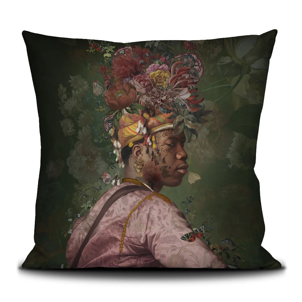 Kuvassa Voglio Bene tyynyn etupuoli Akeem -kuvituksella, jossa tatuoitu mies kukka-asetelmapäähineessä on kuvattuna vihreällä taustalla.
In the image, the front side of a Voglio Bene cushion with the Akeem illustration, depicting a tattooed man wearing a floral headpiece against a green background.