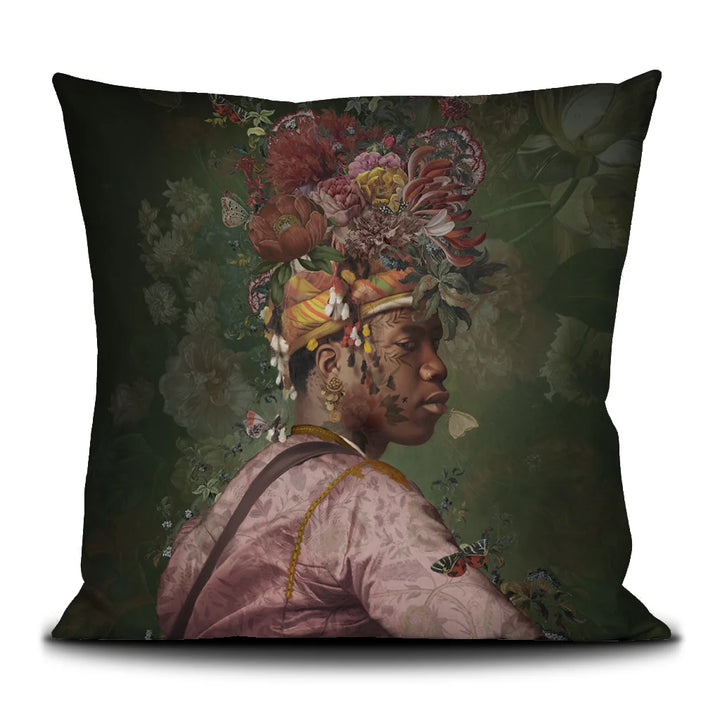 Kuvassa Voglio Bene tyynyn etupuoli Akeem -kuvituksella, jossa tatuoitu mies kukka-asetelmapäähineessä on kuvattuna vihreällä taustalla.
In the image, the front side of a Voglio Bene cushion with the Akeem illustration, depicting a tattooed man wearing a floral headpiece against a green background.