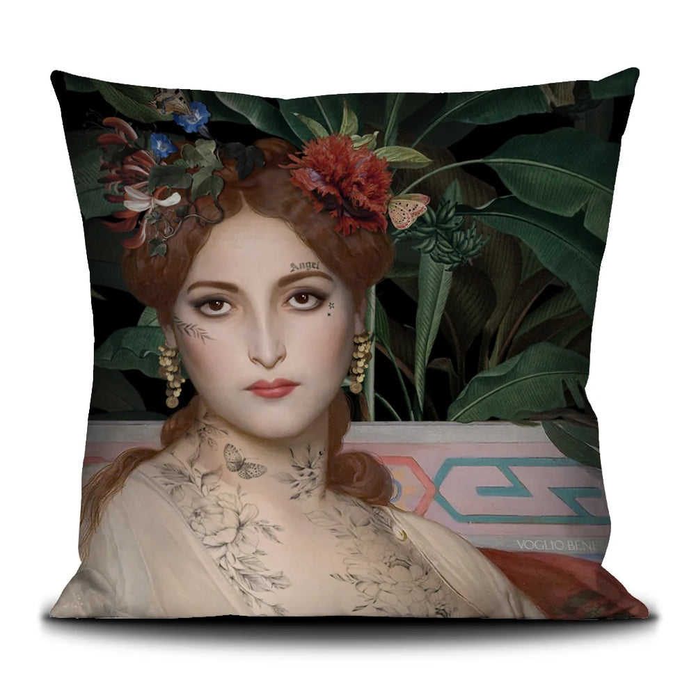 Lähikuva Voglio Bene Albayde -tyynyn takapuolesta, koko 50 × 50cm, jossa Albayde-kuvitus näkyy korostetusti.
Close-up of the back of a Voglio Bene Albayde cushion, size 50 × 50 cm, showing the Albayde artwork in a cropped, detailed view.