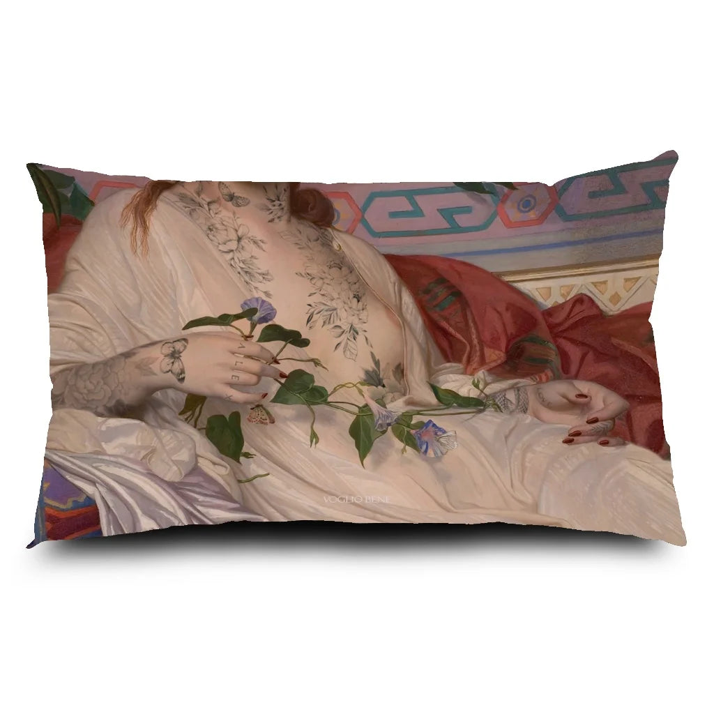 Lähikuva Voglio Bene Albayde -tyynyn takapuolesta, koko 40 × 65cm, jossa Albayde-kuvitus näkyy korostetusti.
Close-up of the back of a Voglio Bene Albayde cushion, size 40 × 65 cm, showing the Albayde artwork in a cropped, detailed view.