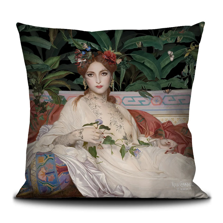 Voglio Bene Albayde -tyynyn etupuoli, koko 50 × 50cm, jossa Albayde-kuvitus näkyy kokonaan.
The front of a Voglio Bene Albayde cushion, size 50 × 50 cm, showing the Albayde artwork in full view.