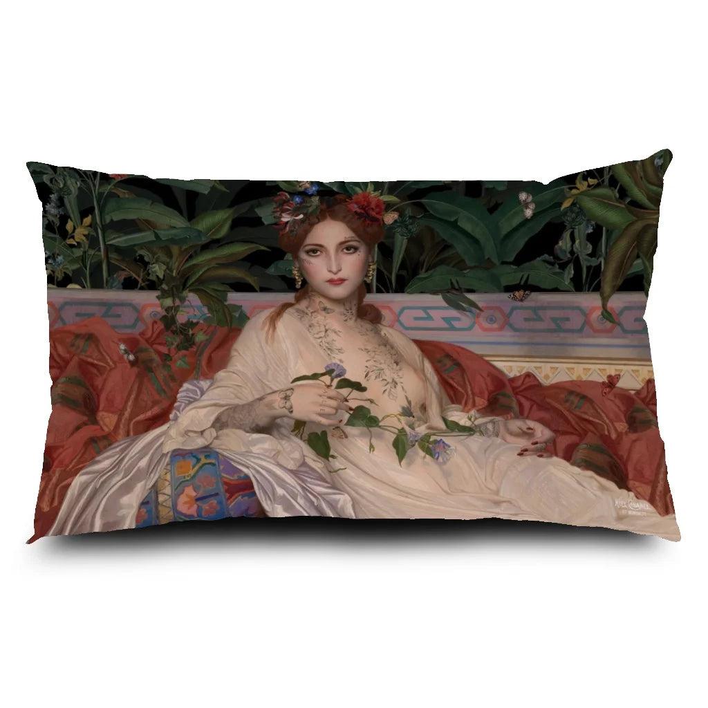 Voglio Bene Albayde -tyynyn etupuoli, koko 40 × 65cm, jossa Albayde-kuvitus näkyy kokonaan.
The front of a Voglio Bene Albayde cushion, size 40 × 65 cm, showing the Albayde artwork in full view.