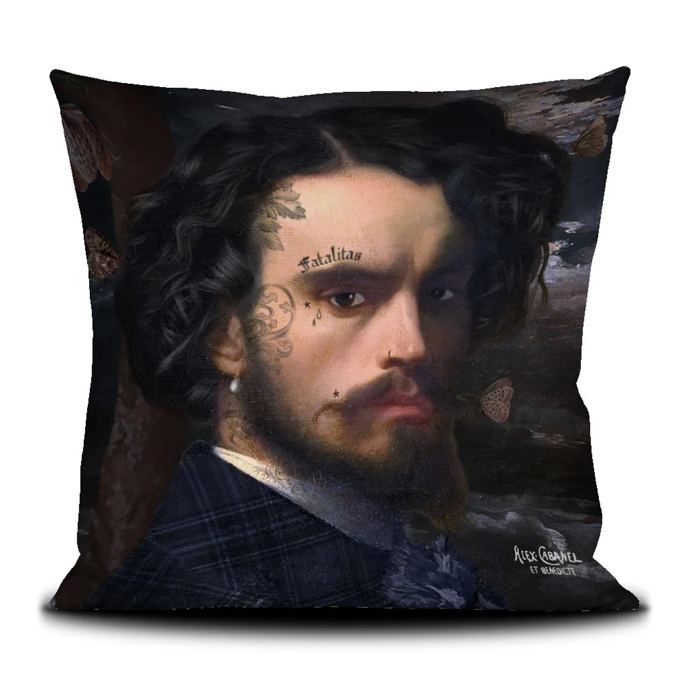 Lähikuva Voglio Bene Alexandre -tyynyn takapuolesta, koko 50 × 50 cm, jossa miehen kasvot näkyvät läheltä.
Close-up of the back of a Voglio Bene Alexandre cushion, size 50 × 50 cm, highlighting a detail of the man's face in a cropped view.