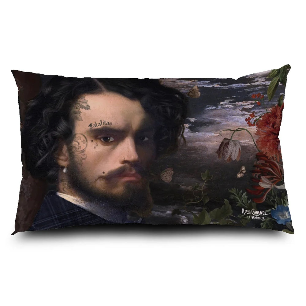Voglio Bene Alexandre -tyynyn takapuoli, koko 40 x 65 cm, jossa miehen kavot näkyvät läheltä.
The back of a Voglio Bene Alexandre cushion, size 40 x 65 cm, highlighting a detail of the man's face in a cropped view.