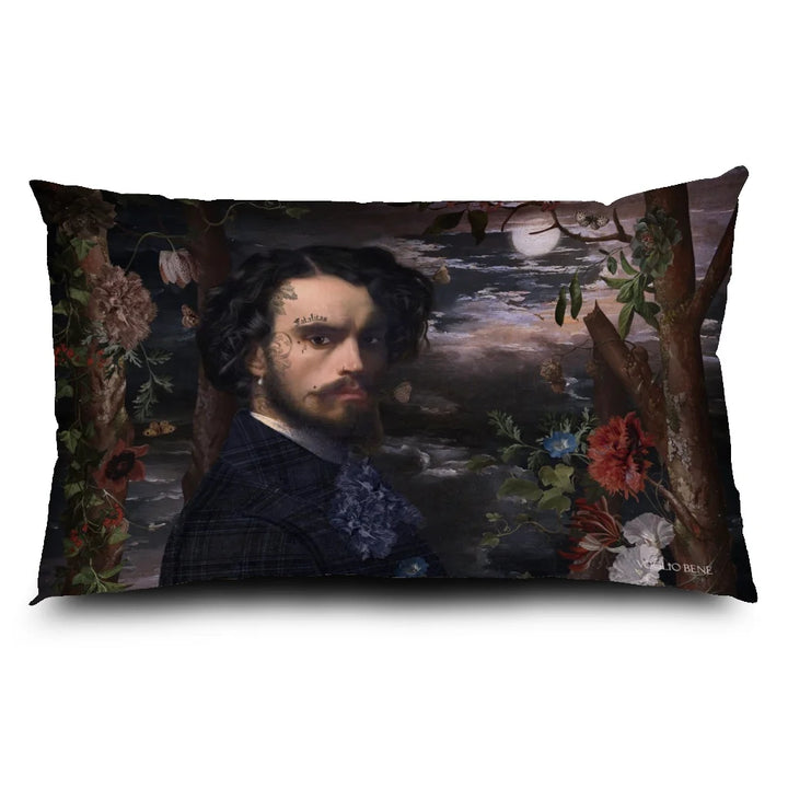 Voglio Bene Alexandre -tyynyn etunäkymä, koko 40 × 65 cm, jossa Alexandre-kuvitus näkyy kokonaisena.
Front view of a Voglio Bene Alexandre cushion, size 40 × 65 cm, showing the Alexandre artwork in full.