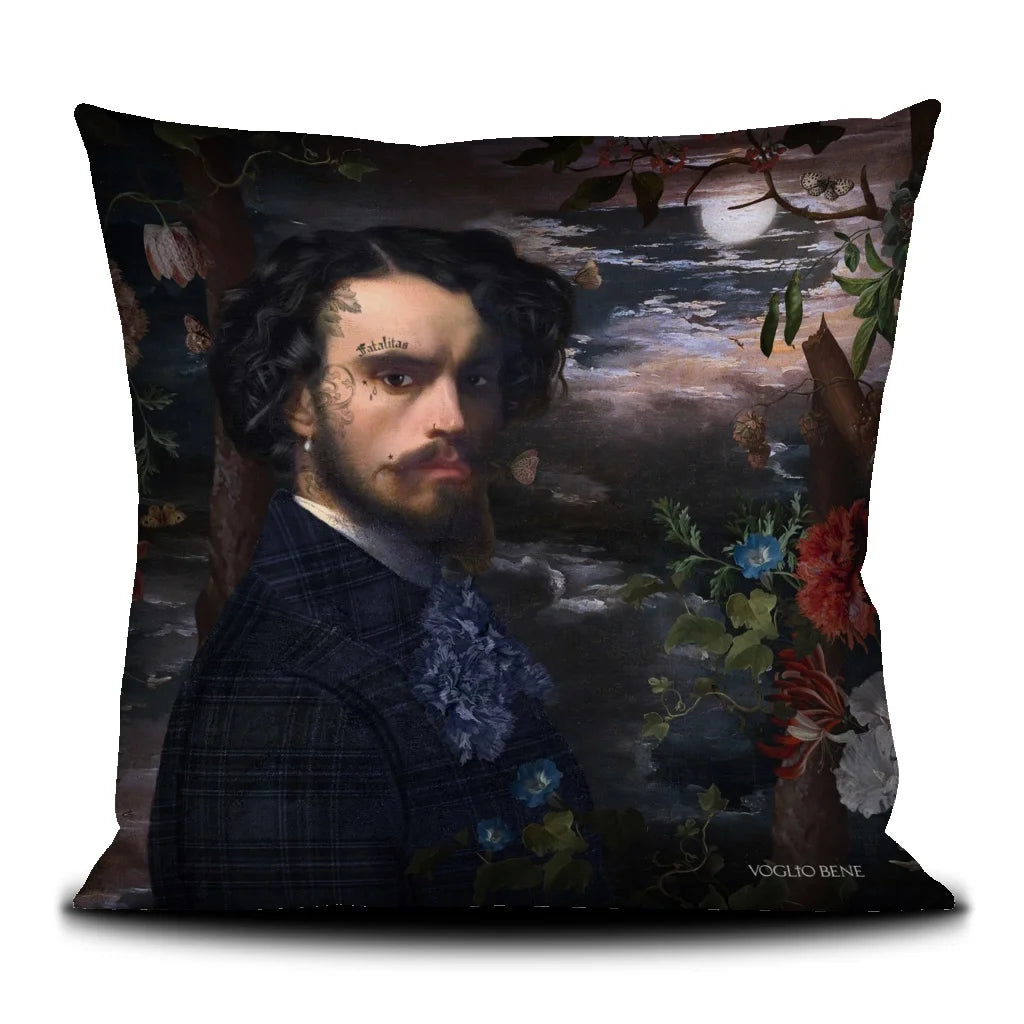 Voglio Bene Alexandre -tyynyn etunäkymä, koko 50 × 50 cm, jossa Alexandre-kuvitus näkyy kokonaisena.
Front view of a Voglio Bene Alexandre cushion, size 50 × 50 cm, showing the Alexandre artwork in full.