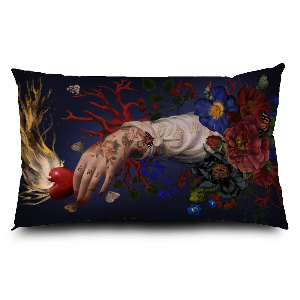 Voglio Bene Amen -tyyny, jossa toinen käsi pitelee liekehtivää sydäntä yksityiskohtaisessa kuvituksessa.
Voglio Bene Amen cushion, showing another hand holding a flaming heart in detailed artwork.
