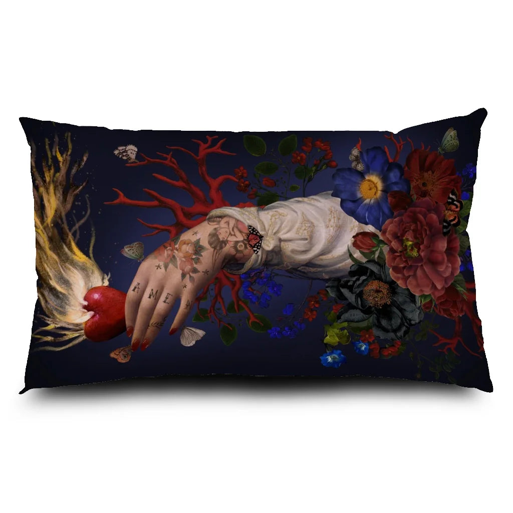 Voglio Bene Amen -tyyny, jossa toinen käsi pitelee liekehtivää sydäntä yksityiskohtaisessa kuvituksessa.
Voglio Bene Amen cushion, showing another hand holding a flaming heart in detailed artwork.