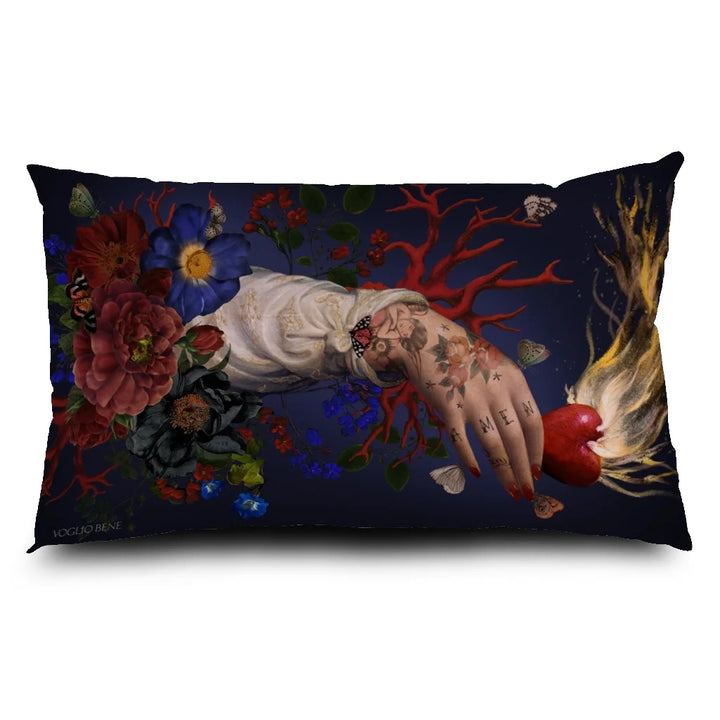 Voglio Bene Amen -tyyny, jossa käsi pitelee liekehtivää sydäntä yksityiskohtaisessa kuvituksessa.
Voglio Bene Amen cushion, showing a hand holding a flaming heart in detailed artwork.