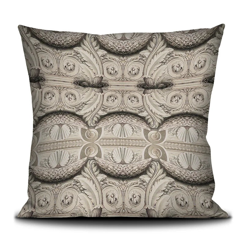 Voglio Bene Arcangelo -tyynyn takanäkymä, jossa marmori-ornamenttikuvio koristaa taustaa.
Back view of a Voglio Bene Arcangelo cushion, featuring a marble ornamental pattern on the back.