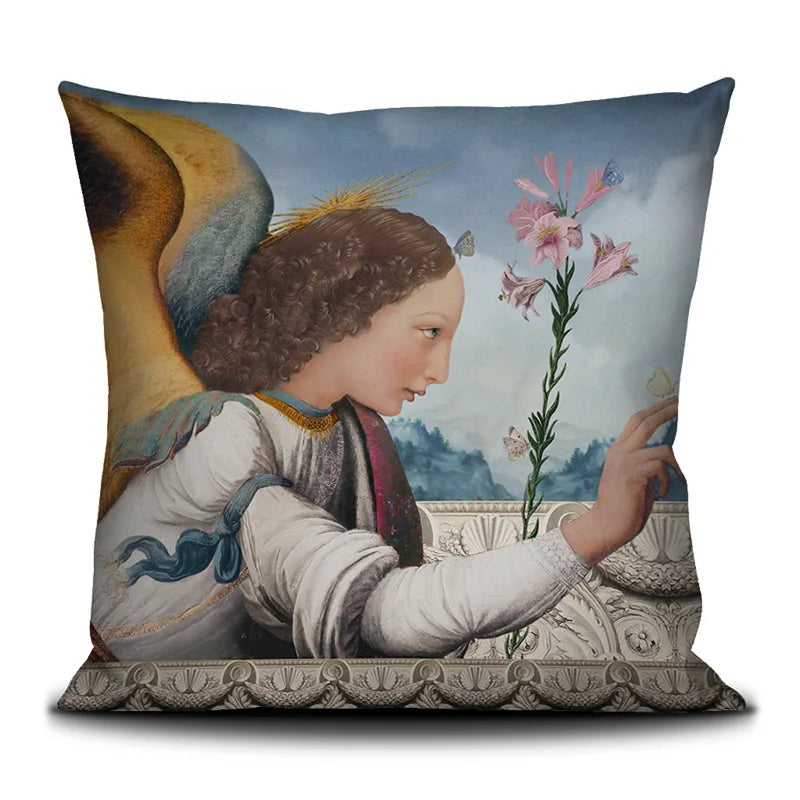 Voglio Bene Arcangelo -tyynyn etunäkymä, koko 50 × 50 cm, jossa arkkienkeli-kuvitus näkyy yksityiskohtaisesti samettipinnalla.
Front view of a Voglio Bene Arcangelo cushion, size 50 × 50 cm, showing the archangel artwork in detailed form on the velvet surface.