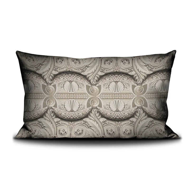 Voglio Bene Arcangelo -tyynyn takanäkymä, jossa marmori-ornamenttikuvio koristaa taustaa.
Back view of a Voglio Bene Arcangelo cushion, featuring a marble ornamental pattern on the back.