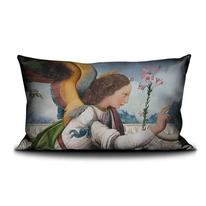 Voglio Bene Arcangelo -tyynyn etunäkymä, koko 40 × 65 cm, jossa arkkienkeli-kuvitus näkyy yksityiskohtaisesti samettipinnalla.
Front view of a Voglio Bene Arcangelo cushion, size 40 × 65 cm, showing the archangel artwork in detailed form on the velvet surface.