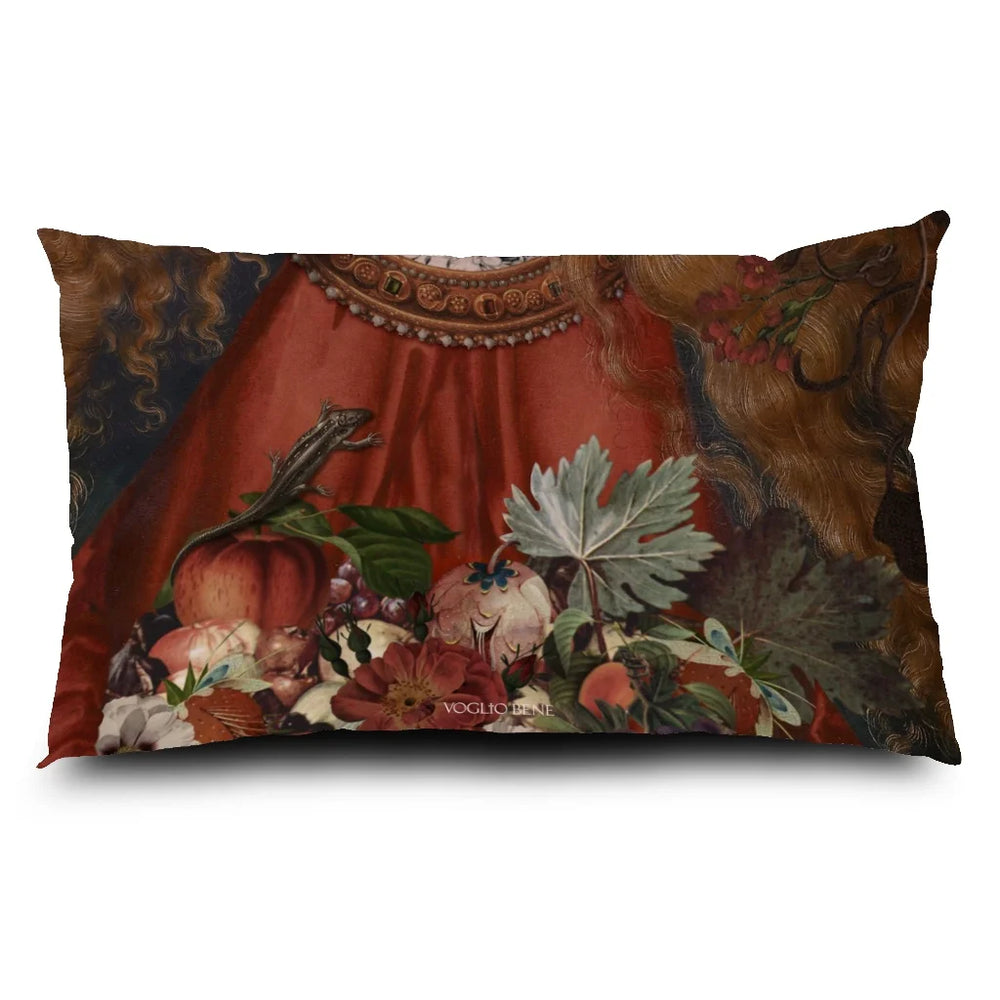 Kuvassa Voglio Bene tyynyn takapuoli Autumn-kuvituksella. Nainen pitelee sylissään runsasta kukista ja hedelmistä koostuvaa asetelmaa.
The back of the Voglio Bene cushion with Autumn illustration. The woman holds a rich arrangement of flowers and fruits in her lap.