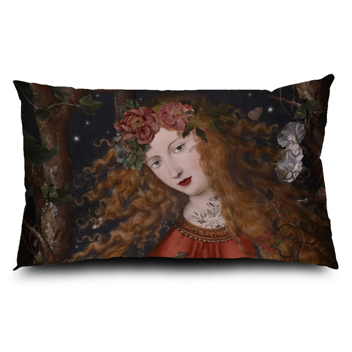 Voglio Bene Autumn -tyynyn etunäkymä, jossa punahiuksinen nainen seisoo metsäisessä ympäristössä.
Front view of a Voglio Bene Autumn cushion, showing a red-haired woman in a forest setting.