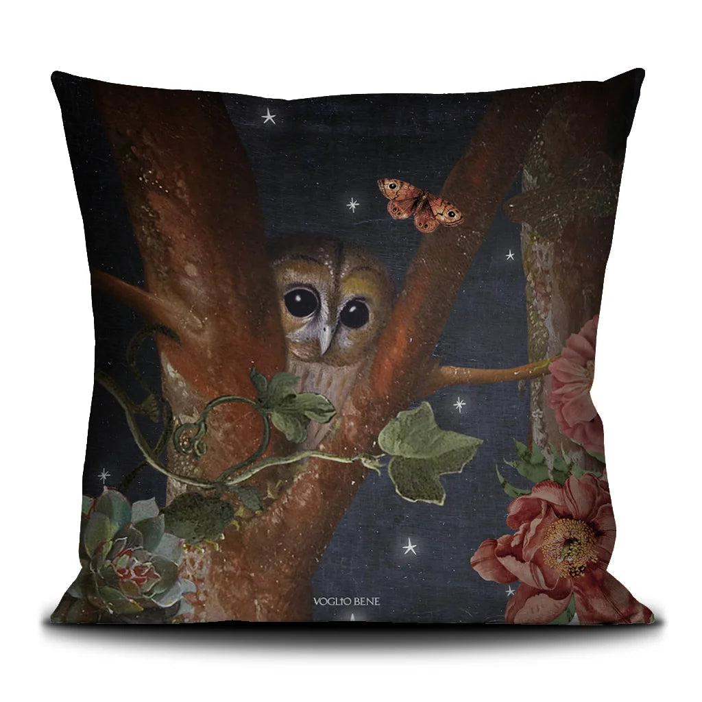 Kuvassa Voglio Bene -tyynyn takapuoli Autumn-kuvituksella. Pöllö kurkistaa puun takaa yötaivasta vasten.
The back of the Voglio Bene cushion with the Autumn illustration. An owl peeks from behind a tree against the night sky.