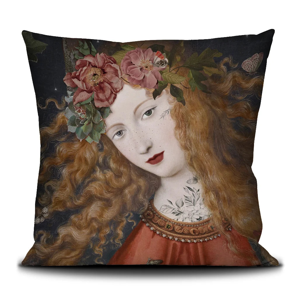 Voglio Bene Autumn -tyynyn etunäkymä, jossa punahiuksinen nainen seisoo metsäisessä ympäristössä ja taustalla näkyy pöllö.
Front view of a Voglio Bene Autumn cushion, showing a red-haired woman in a forest setting with an owl in the background.