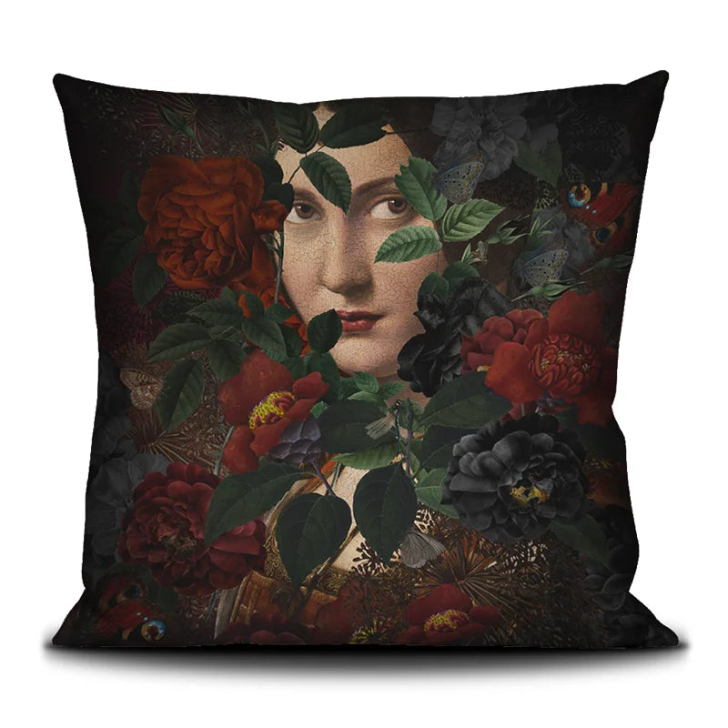 Voglio Bene Bella -tyynyn takanäkymä, jossa sama nainen näkyy lähempää ja kasvien reunustamana.
Back view of a Voglio Bene Bella cushion, showing the same woman in a closer cropped view framed by plants. 