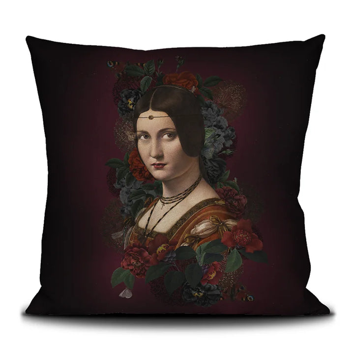 Voglio Bene Bella -tyynyn etunäkymä, koko 50 × 50 cm, jossa nainen on kuvattuna yksityiskohtaisessa kuvituksessa.
Front view of a Voglio Bene Bella velvet cushion, size 50 × 50 cm, showing a woman in detailed artwork.