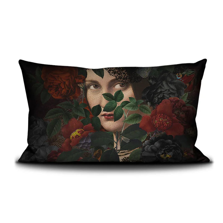 Voglio Bene Bella -tyynyn takanäkymä, jossa sama nainen näkyy lähempää ja kasvien takana.
Back view of a Voglio Bene Bella cushion, showing the same woman in a closer cropped view behind the plants. 